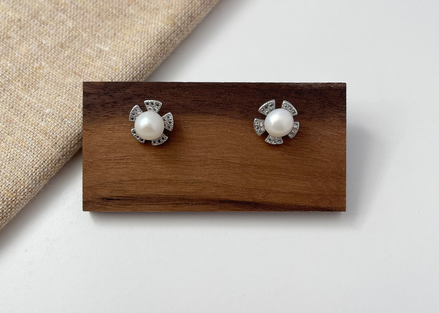 Earring 22 | Small Silver Flower Pearl Stud Earring