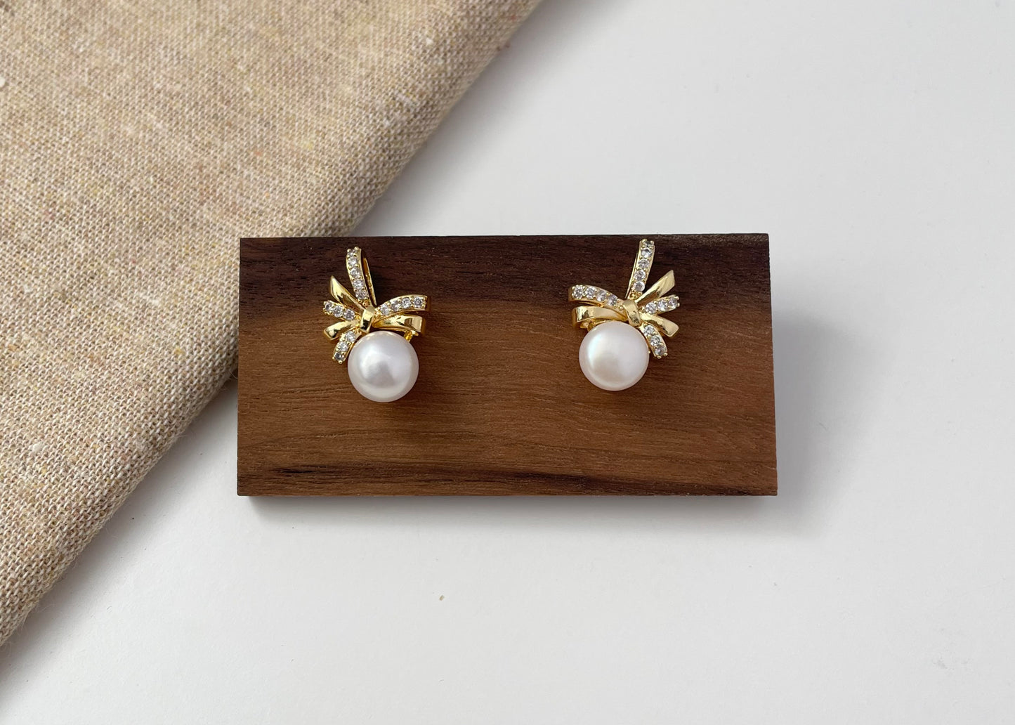 Earring 75 | Gold Ribbon Pearl Earring