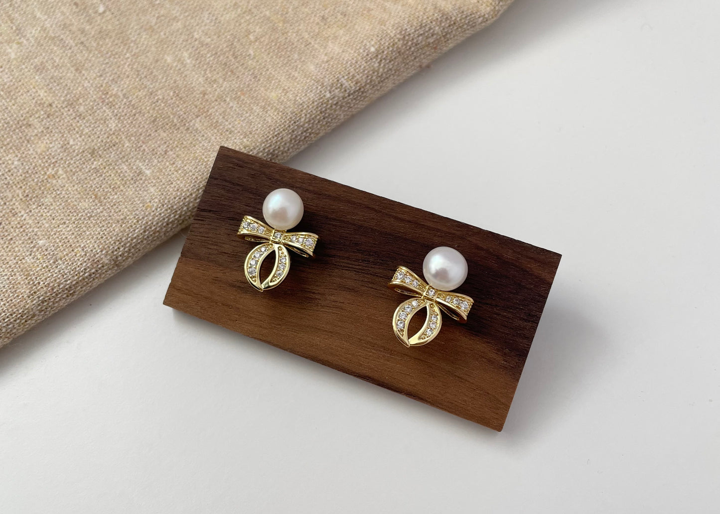 Earring 80 | Elegant Gold Ribbon Pearl Stud Earrings