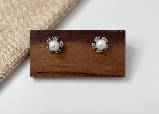 Earring 22 | Small Silver Flower Pearl Stud Earring