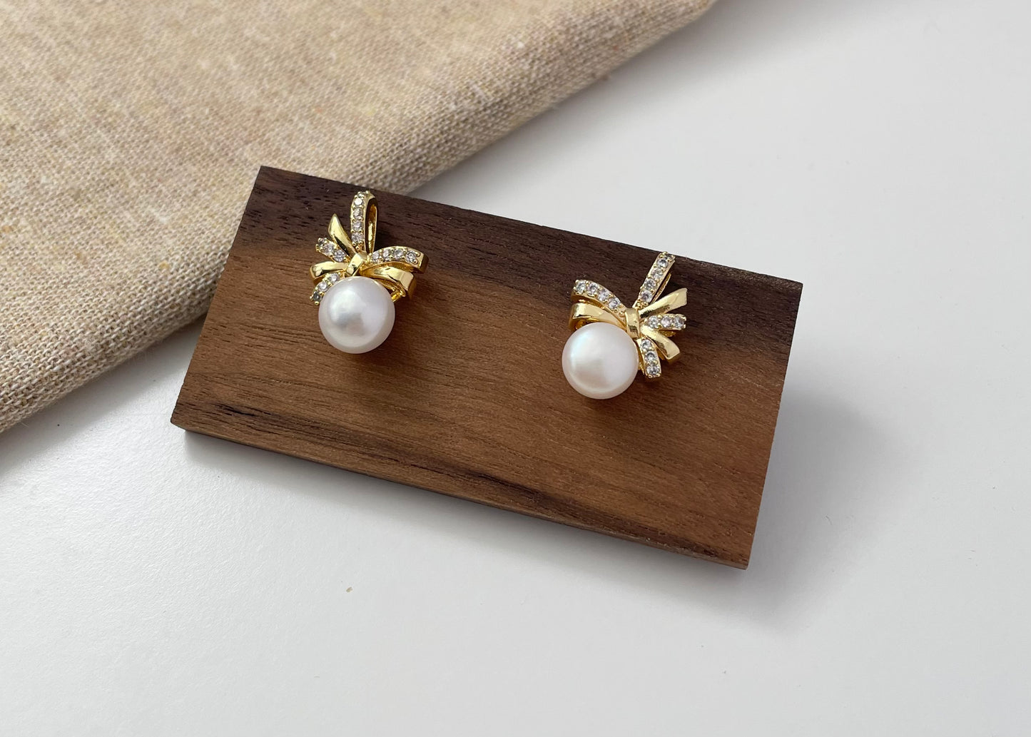 Earring 75 | Gold Ribbon Pearl Earring