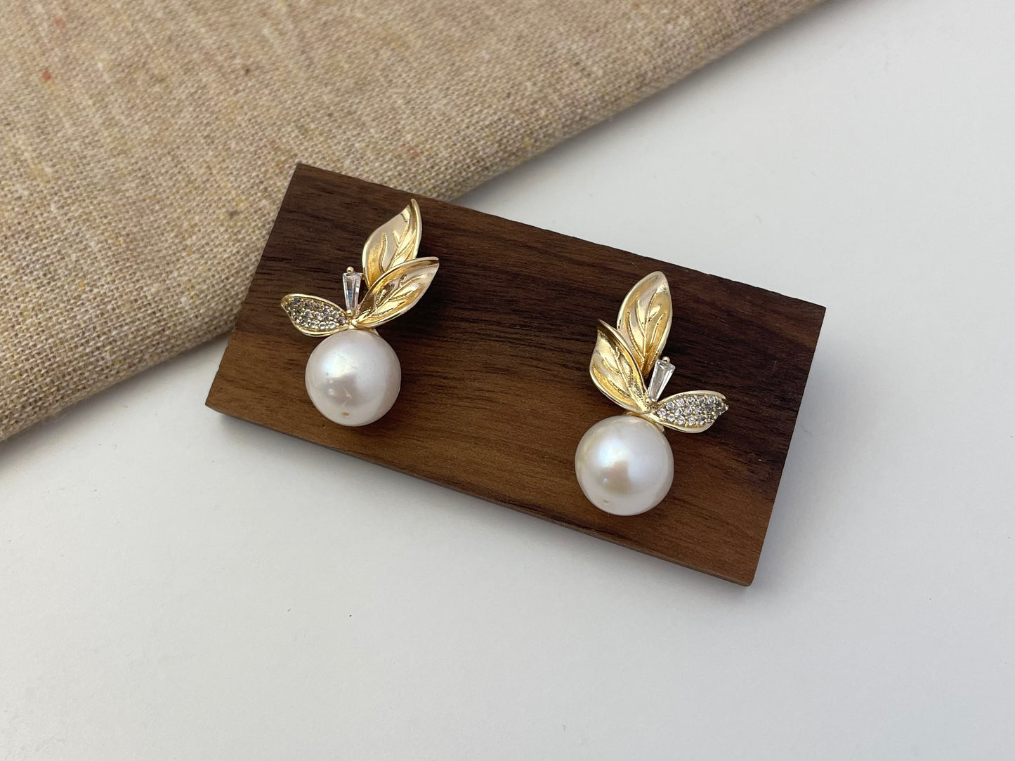 Earring 17 | Vintage Leaf Pearl Stud Earring