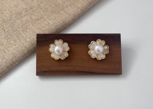 Earring 63 | Daisy Pearl Stud Earrings