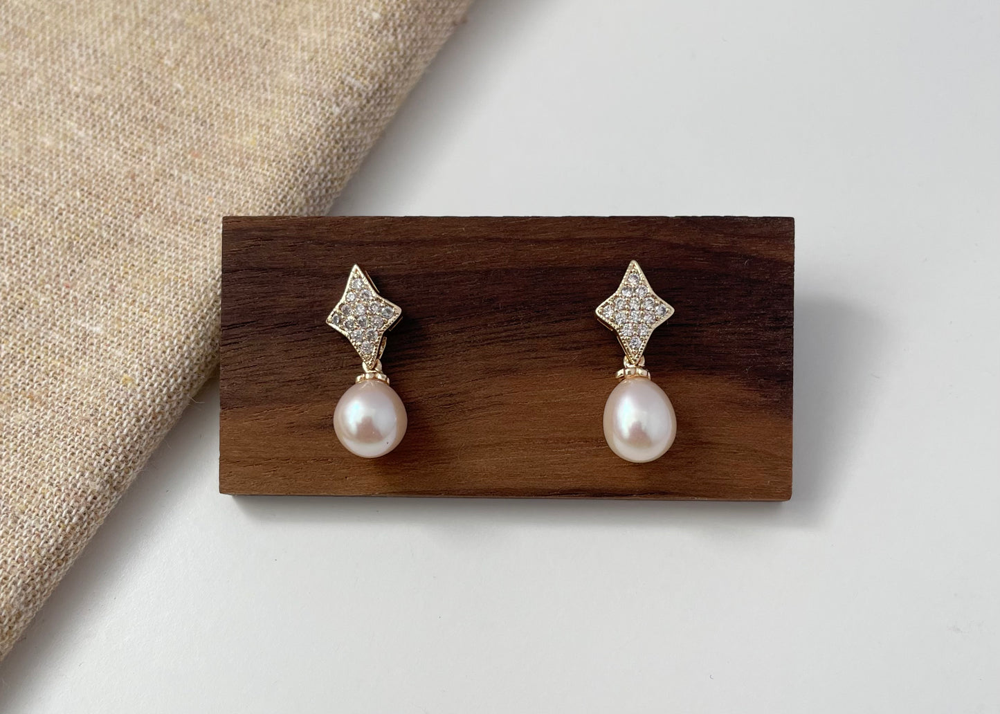 Earring 73 | Gold Star with Pastel Orange Pearl Stud Earring